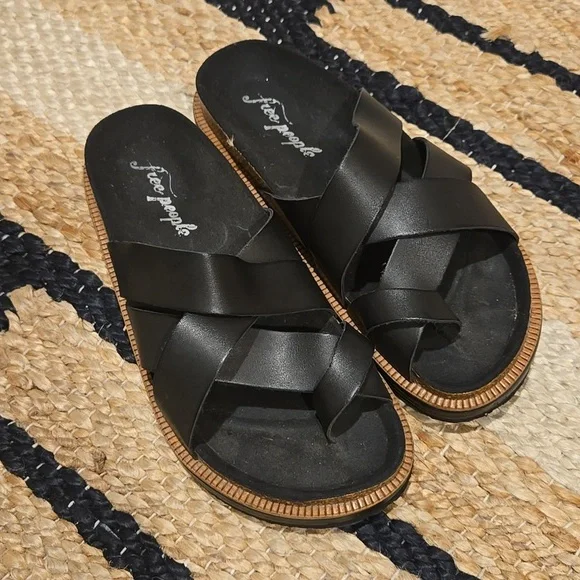 Free People Black Cork Bed Flat Sandals, Leather Upper, VGUC, Sz6, Comfort - Picture 1 of 11